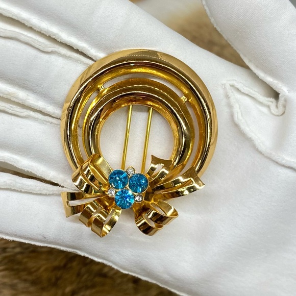Vtg Coro Bow Wreath Design Gold tone Blue Rhinestones Pin Dress Fur Scarf Clip - Picture 2 of 9